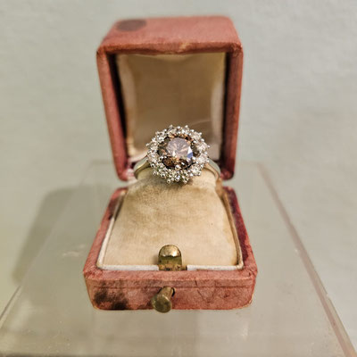 Weißgoldener Diamantring mit champagnerfarbenem Brillant als Mittelstein, 2. Hälfte 20. Jahrhundert