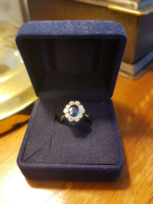 Klassischer karmoisierter Weißgoldring "Lady Diana-style" mit einem sehr schönen zentralen Saphir und Brillanten 