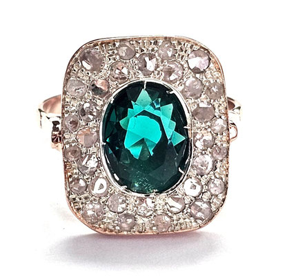 Weißgoldener Diamantring mit sehr klarem Smaragd als Mittelstein, höchste Farbqualität, England 2. Hälfte 20. Jahrhundert