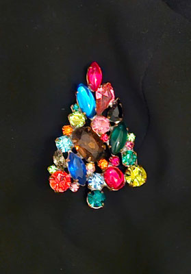 Herzige Weihnachtsbaum-Brosche aus Gablonzer Manufaktur, absolutes Einzelstück, ca 50 Jahre alt