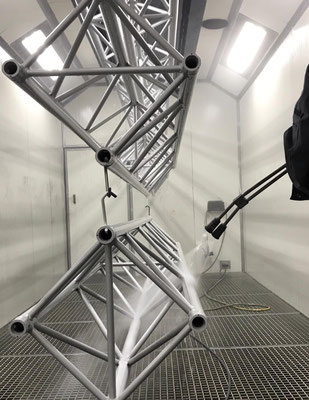 Entfetten von Oberflächen für Pulver