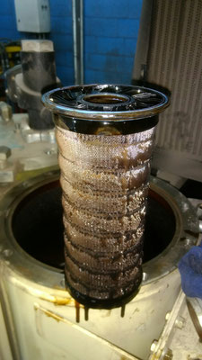 Realizando cambio de filtro de aceite en compresores INGERSOLL RAND serie  R
