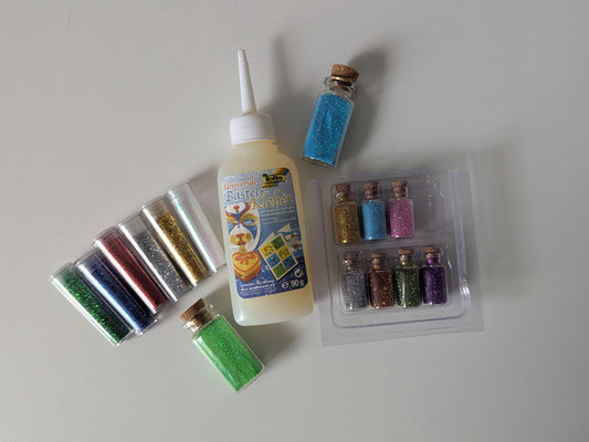 Glitzerpulver und Bastelkleber