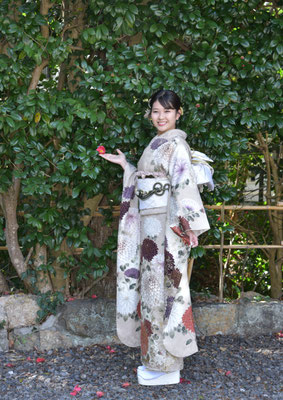 黒田　隆美さん 「椿の花に手を添える」