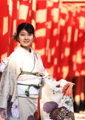 平松　利幸さん 「朱の回廊に咲く」