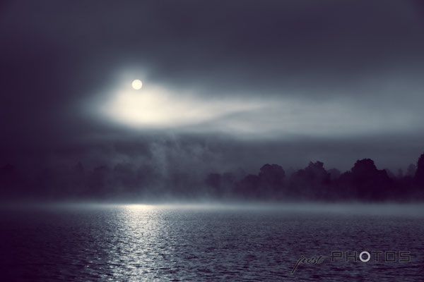 Sonne im dichten Hochnebel über dem Wörthsee - mystische, dunkle Stimmung (Schwarzweiss-Tönung)