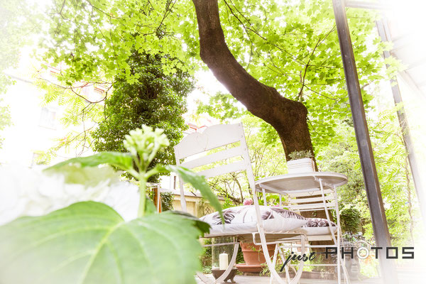 Auftragsarbeit für Lifestyle- und Erlebniswelt PANTA RHEI: Aussenbereich [ Terrasse ] im Grünen mit Tisch/Stühlen 