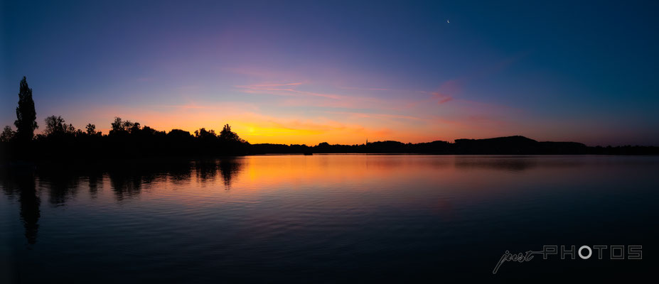 Sonnenaufgang am Wörthsee mit extremen Farben (Rot, Orange Lila, Pink) - Blick Richtung Steinebach