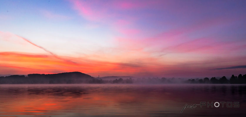 Sonnenaufgang am Wörthsee mit extremen Farben (Rot, Orange Lila, Pink) - Blick Richtung Steinebach