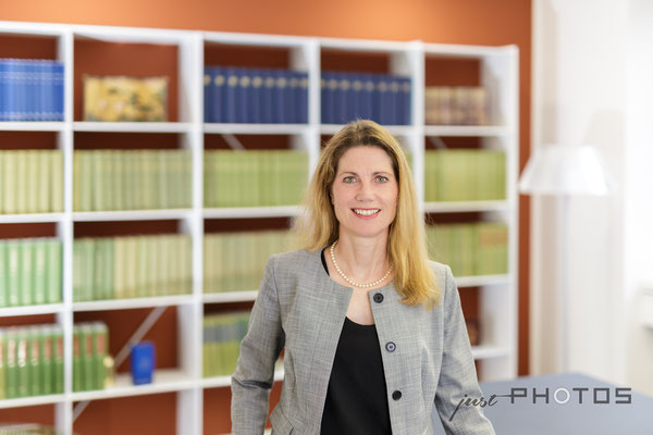 Business-Portrait [ Anwaltskanzlei - im Hintergrund Bibliothek ]
