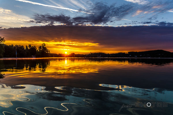 Sonnenaufgang  am Wörthsee mit extremen Farben und Spiegelungen
