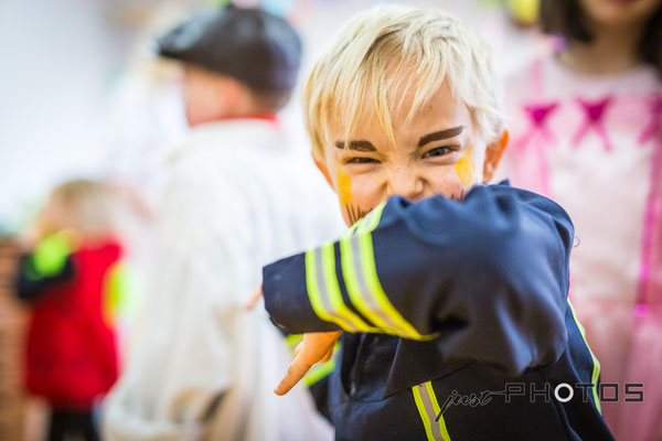 Kindergarten | Fasching - Junge als Feuerwehrmann verkleidet