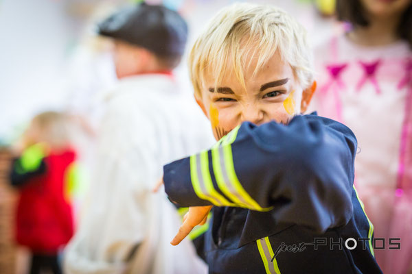Kindergarten | Fasching - Junge als Feuerwehrmann verkleidet