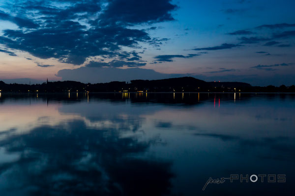 Blick auf Steinebach am Wörthsee kurz vor Sonnenaufgang