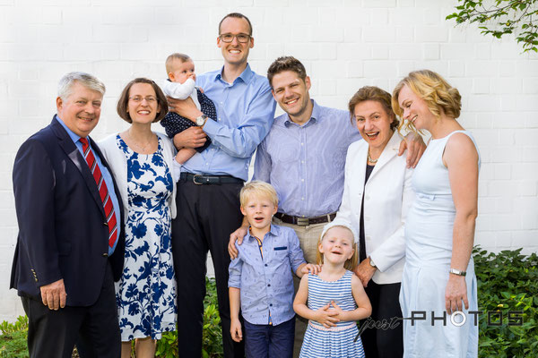 Familienporträt [Großeltern, Kinder, Enkel ]