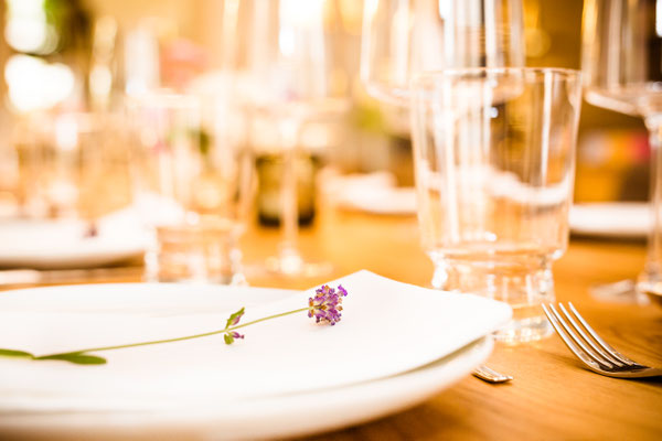 Auftragsarbeit für Lifestyle- und Erlebniswelt PANTA RHEI: Gedeckter Tisch mit Dekoration [ im Vordergrund Teller mit Lavendelblüte ]