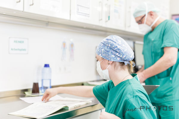 Klinikpersonal bei der Arbeit  [ Benedictus Krankenhaus ]