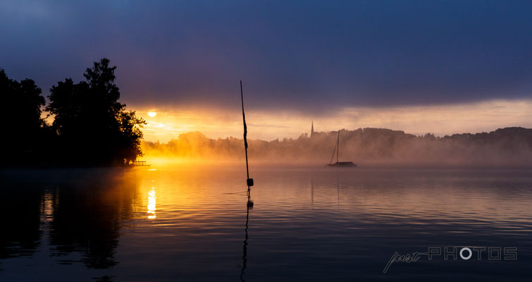 Sonnenaufgang mit Nebel am Wörthsee - Blick von Walchstadt in Richtung Steinebach