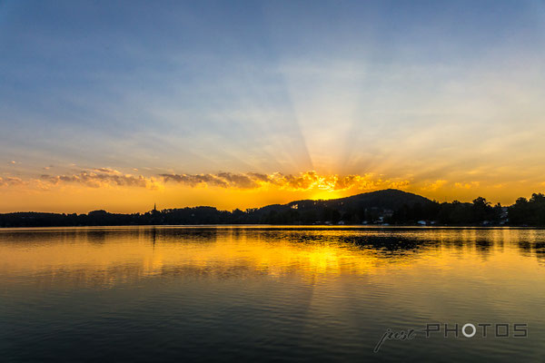 Sonnenstrahlen beim Sonnenaufgang am Wörthsee in Steinebach