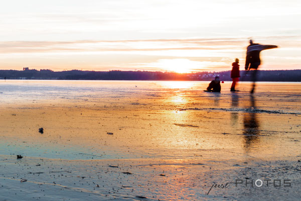 Winter am Wörthsee - Schlittschuhläufer in Steinebach