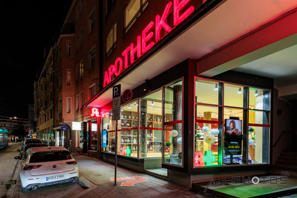 Auftragsarbeit für Apotheke [ Nachtaufnahme Geschäft außen]