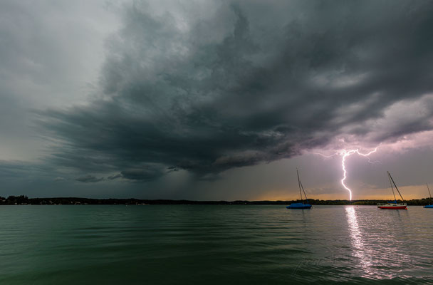 Dunkle Gewitterwolken mit Blitz am Wörthsee - Blick von Walchstadt in Richtung Mausinsel