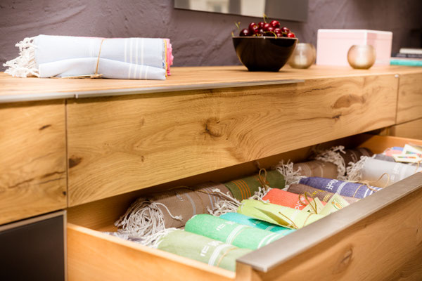 Auftragsarbeit für Lifestyle- und Erlebniswelt PANTA RHEI: Holz-Sideboard ; offene Schublade mit Stoffservietten