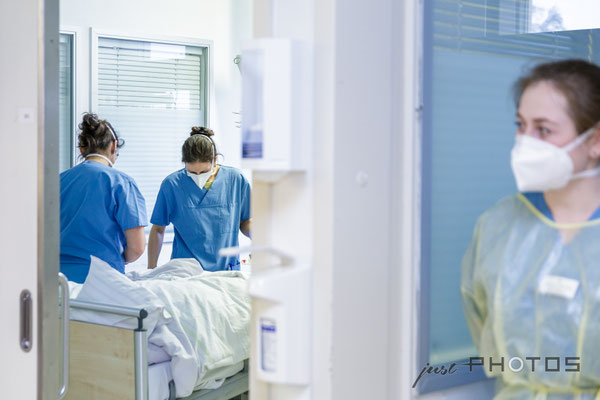  Intensivstation - Personal bei der Arbeit [ Benedictus Krankenhaus ]