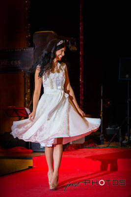 Frau | Model präsentiert ein weißes Brautkleid (Hochzeitskleid) auf einer Modenschau während einer Hochzeitsmesse für Brautmode