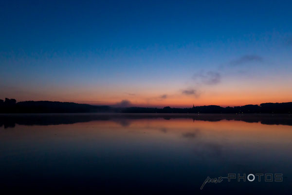 Sonnenaufgang am Wörthsee - die Sonne ist noch nicht zu sehen, taucht aber Steinebach schon in leuchtende Farben