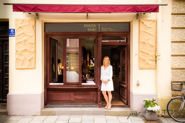 Auftragsarbeit für Lifestyle- und Erlebniswelt PANTA RHEI: Eingang | Schaufenster mit Inhaberin