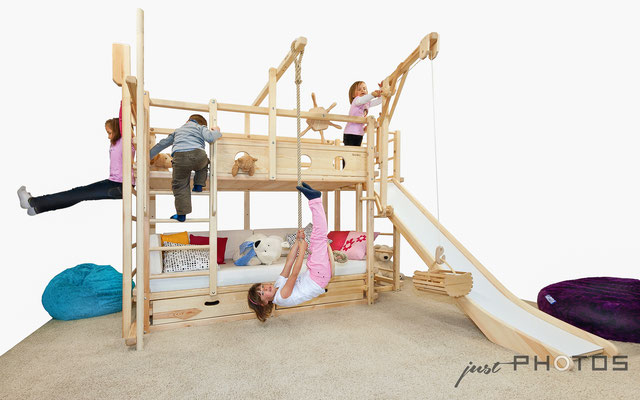 Auftragsarbeit für HEIPAS: Spielbett | Abenteuerbett aus Holz mit Kran, Leiter und Schaukelteller mit spielenden Kindern