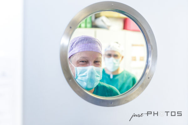  OP - Ärzte blicken durch Bullauge in der Tür [ Benedictus Krankenhaus ]