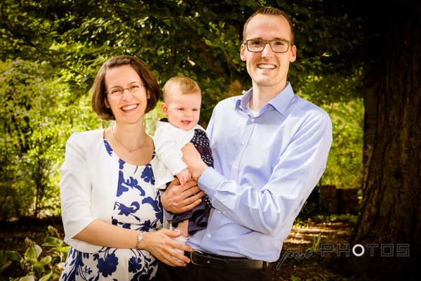 Familienporträt im Garten [ Mutter, Vater, Baby ]