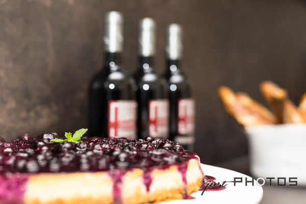 Auftragsarbeit für Lifestyle- und Erlebniswelt PANTA RHEI: Blaubeer-Kuchen mit Rotweinflaschen im Hintergrund [ Küche ]