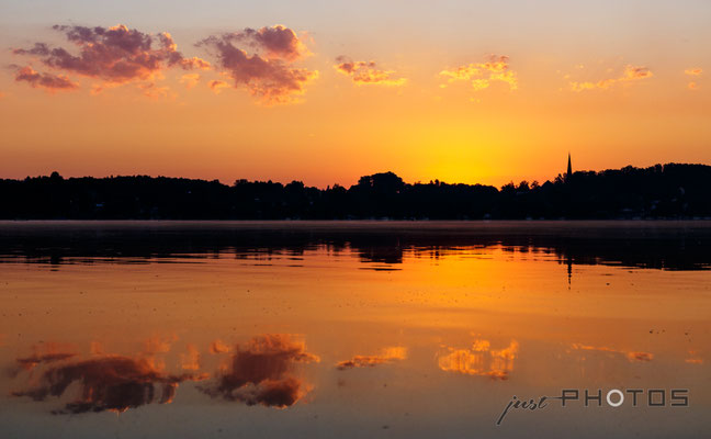 Sonnenaufgang am Wörthsee - Wolken spiegeln sich im Wasser