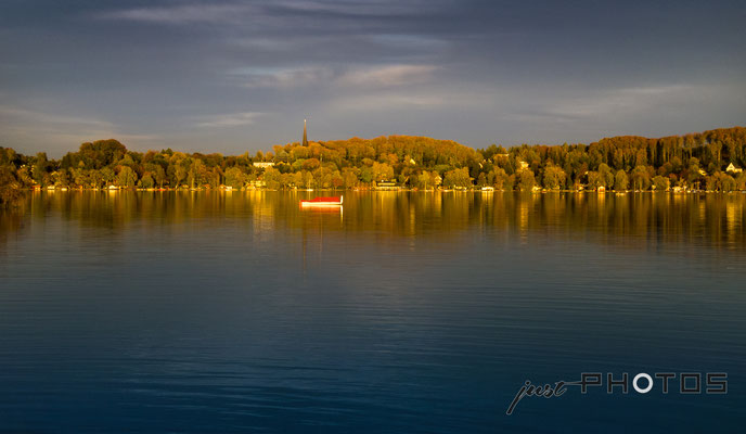 Steinebach am Wörthsee in der Abendsonne - Rotes Ruderboot im See