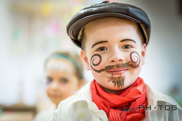 Kindergarten | Fasching - Junge verkleidet als Maler (Künstler) mit aufgemaltem gezirbelten Bart