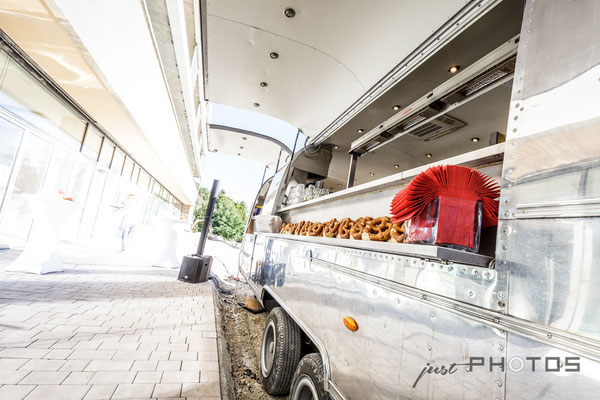 Catering „Kleine Wiesn“ Tutzinger Schmerztage | US-Food-Truck [ Benedictus Krankenhaus Feldafing ]