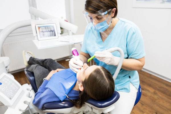 Zahnarztpraxis | Prophylaxe-Behandlung einer Patientin
