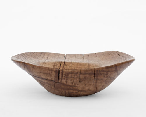 Harmonious designer bowl Oak V21024 – an evocative hollowed sculpture by Jörg Pietschmann, hand-finished to balance raw organic textures with sophisticated geometric mass, infusing modern spaces with the primeval elegance of the woods.