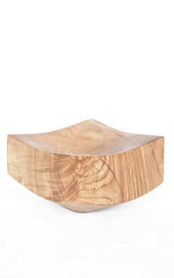 Architectural vessel sculpture V2961 in native ash – a powerful hollowed artwork by Jörg Pietschmann, sculpted to honor the deep-grained character of ancient trunks and ground premium interiors with the raw, unwritten history of the woods.
