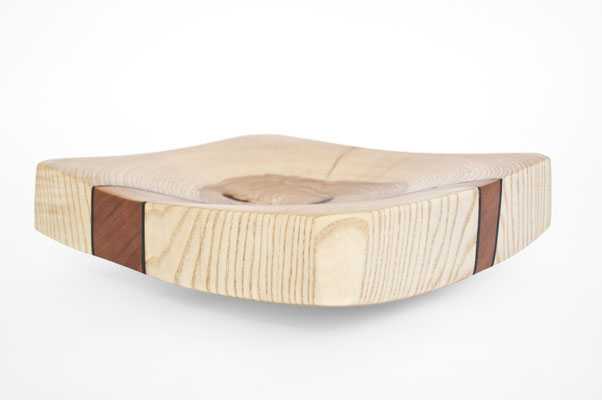 Elegant artisan bowl in rich Ash and cherry wood – a contemplative hollowed artwork by Jörg Pietschmann, mindfully shaped to reveal the warm, poetic undertones of the grain and enrich sophisticated spaces with a calm, timeless presence.