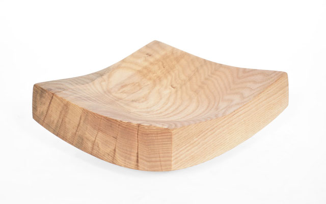 Dynamic sculpture bowl V2971 in light ash – an extraordinary hollowed artwork by Jörg Pietschmann, mindfully carved to follow the natural flow of the fiber and enrich contemporary spaces with the living memory of nature.