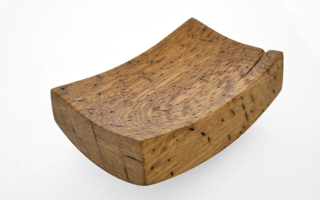 Spherical oak vessel V21604 – a perfectly rounded, hollowed sculpture by Jörg Pietschmann that acts as a focal point in luxury design, drawing eyes to its circular grain orientation.