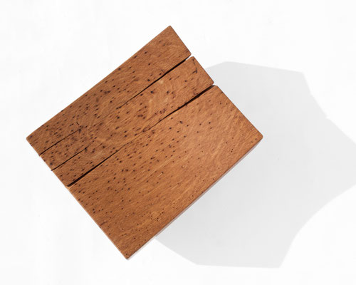 Contemplative artisan bowl Oak V21304 – a profound hollowed sculpture by Jörg Pietschmann, masterfully shaped to reveal the dark, hidden layers of the timber's history and enrich sophisticated spaces with the mystic echo of the woodlands.
