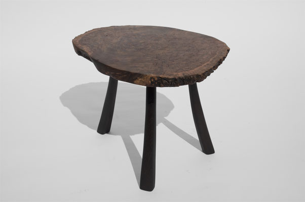 Bespoke art table T1437 – a unique functional sculpture by self-taught artist Jörg Pietschmann, crafted with a deep respect for the tree's morphology to reveal its inner map and soul with a touch of the wild.