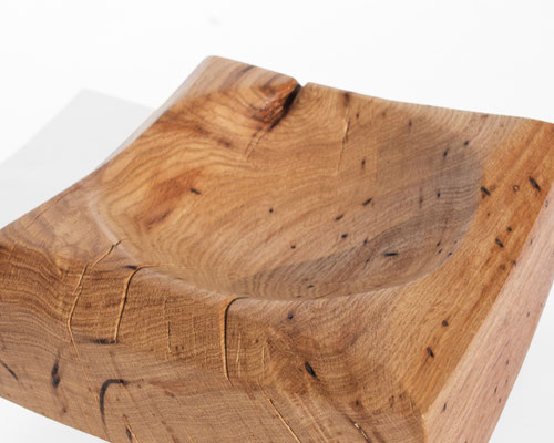 Refined vessel sculpture Oak V21094 – a sublime hollowed artwork by Jörg Pietschmann, fluidly carved to showcase the delicate interplay of light and deep grain, infusing high-end interiors with the sculptural harmony of the wilderness