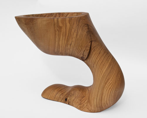 Dynamic sculpture bowl V2740 in organic ash – an extraordinary hollowed artwork by Jörg Pietschmann, mindfully carved to follow the natural flow of the fiber and enrich contemporary spaces with the living memory of nature.