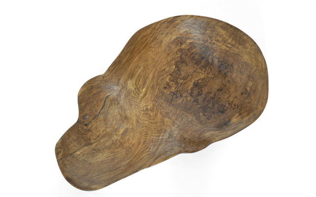 Ancestral gallery vessel Oak V0295 – a profound hollowed artwork by Jörg Pietschmann, masterfully shaped to expose the rich, organic soul of the timber and elevate high-end environments with the primal spirit of the wilderness.